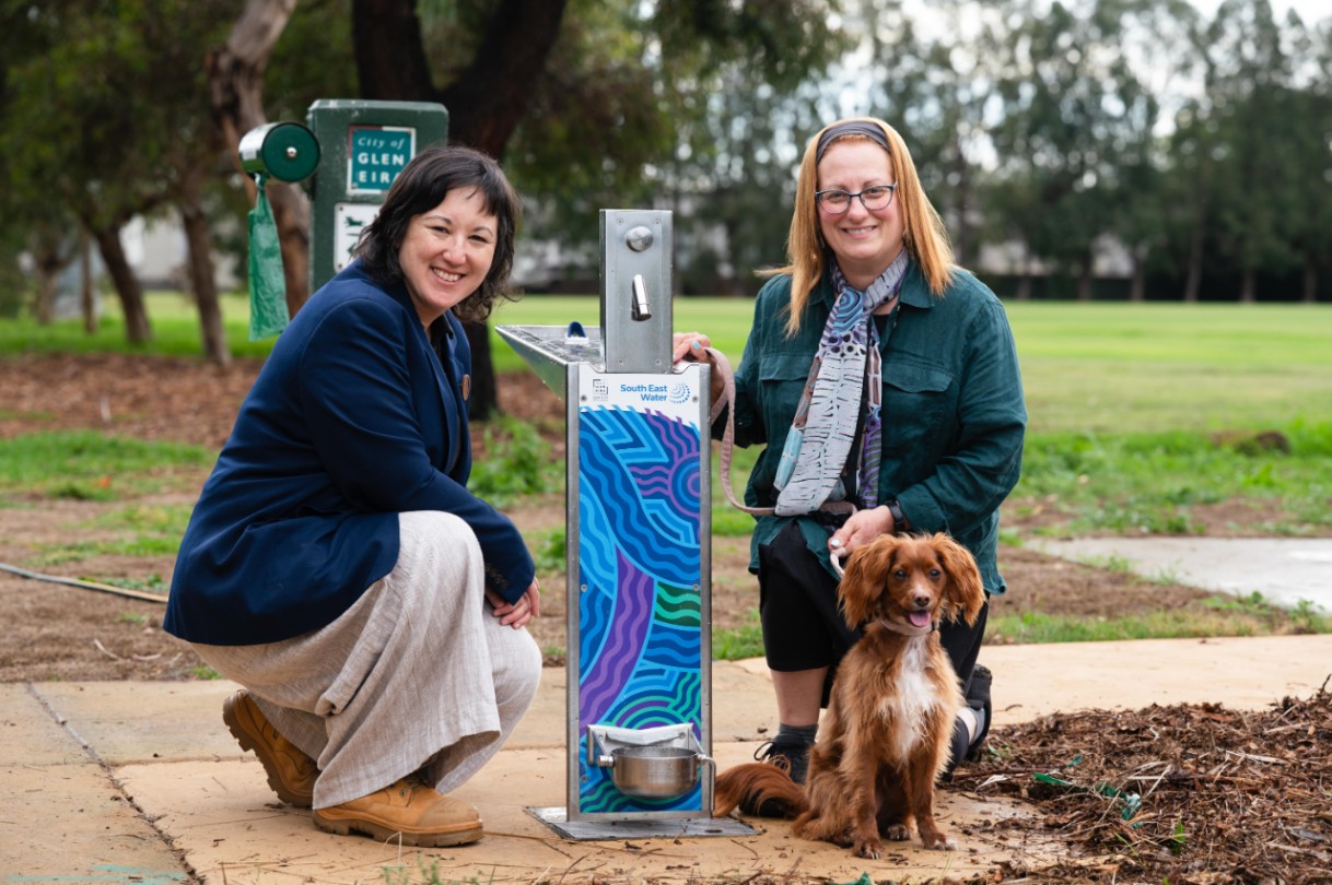South East Water staff and Glen Eira Council Mayor Cr. Simone Zmood, test out the new water fountain at McKinnon Reserve. This fountain is a result of the Elster Creek Sewerage Capacity Upgrade at McKinnon Reserve. The fountain,located in an  off leash dog park, is situated in a location for park users and general public to enjoy.